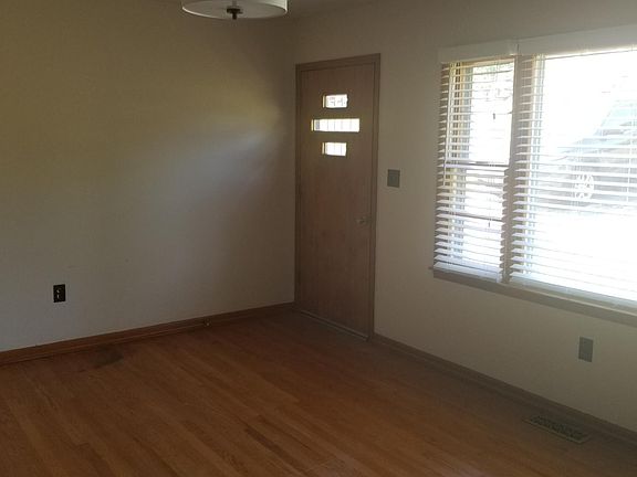 3rd image of 111 Hillcrest Dr