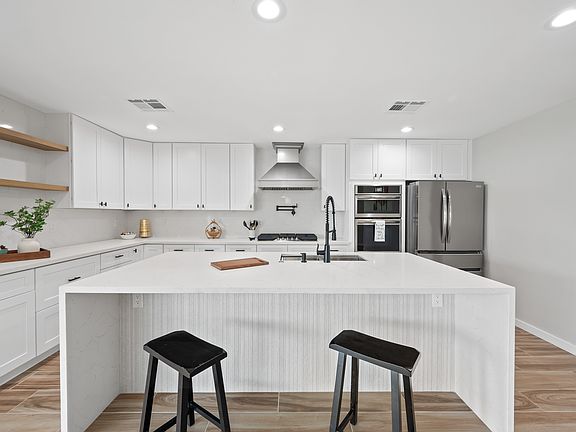 4th image of 1010 E Indianola Ave