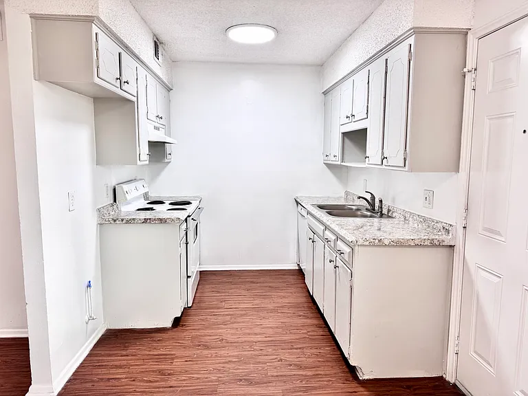 441 SW Thomas St #D — Photo 6