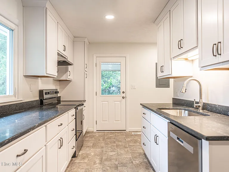 1290 W Wisconsin Ave — Photo 5