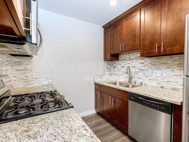 2727 1/2 G St — Photo 2