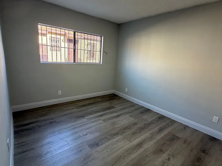 4265 S Hoover St — Photo 14