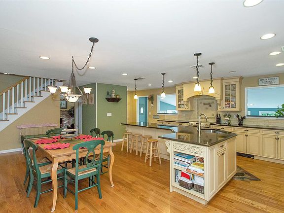 3rd image of 8 Sterling Ct