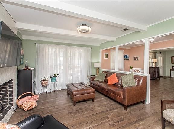 3rd image of 104 W Saint Mary Dr