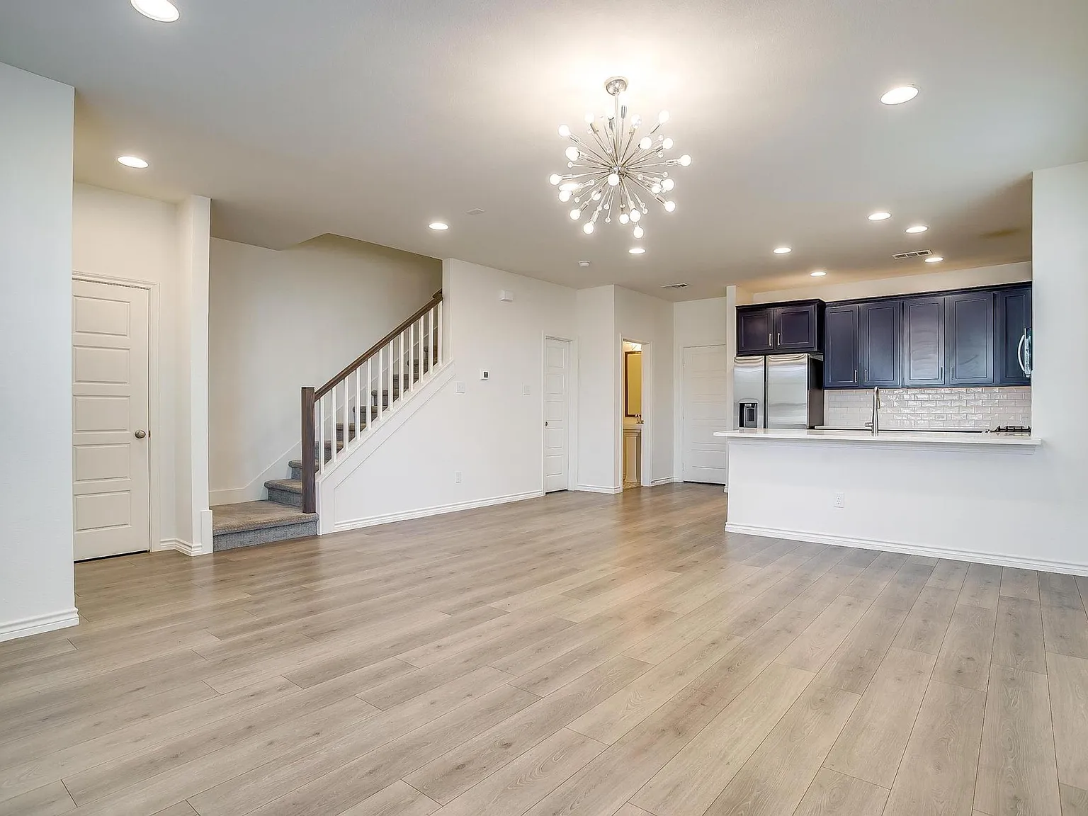 211 Athenia Dr — Photo 3