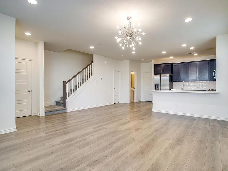 211 Athenia Dr — Photo 3