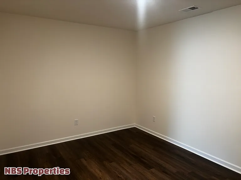 935 Utopia Ln — Photo 4