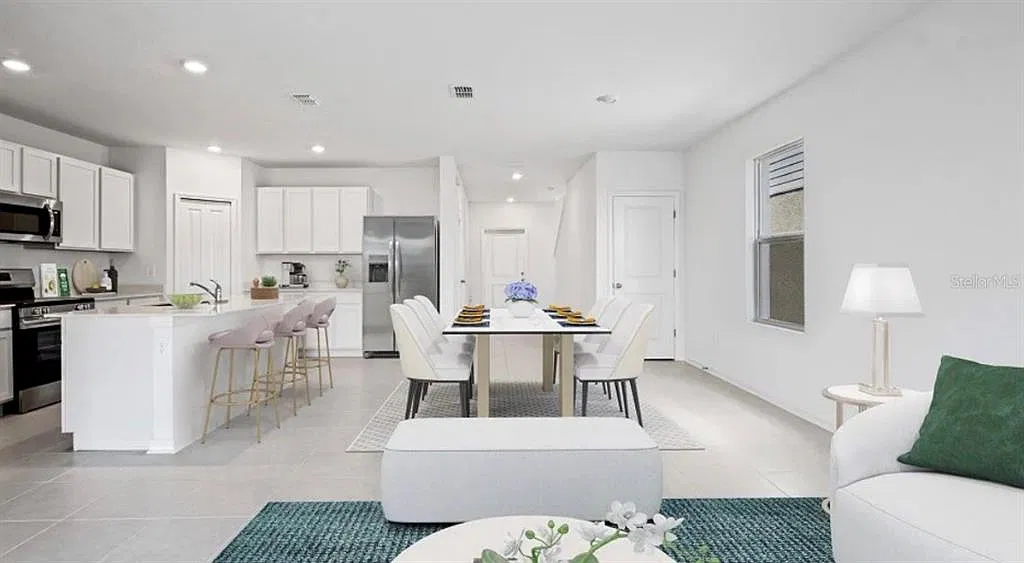 6 bed, 3.0 bath, 2489 sqft, $2,390 — Photo 3