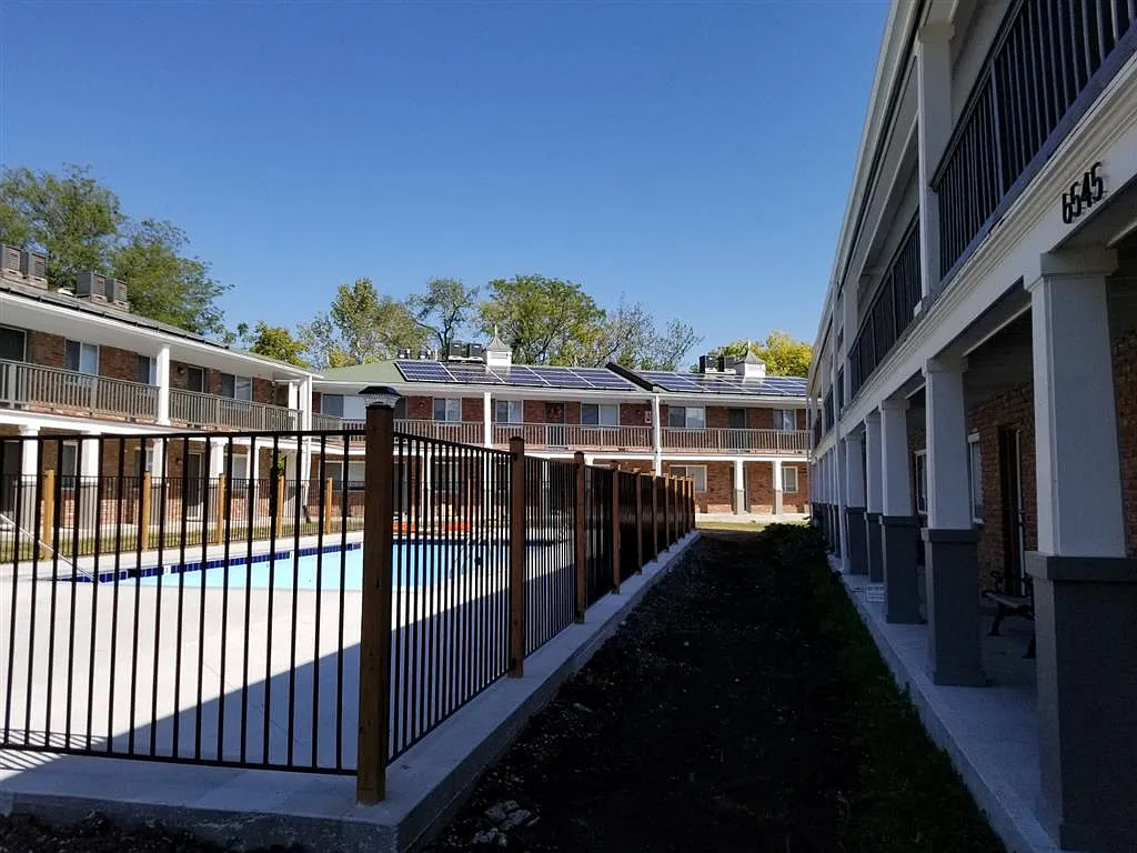 Melrose Place Apartments — Photo 1