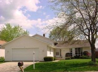 40 Spring Valley Ln, Streamwood, IL 60107