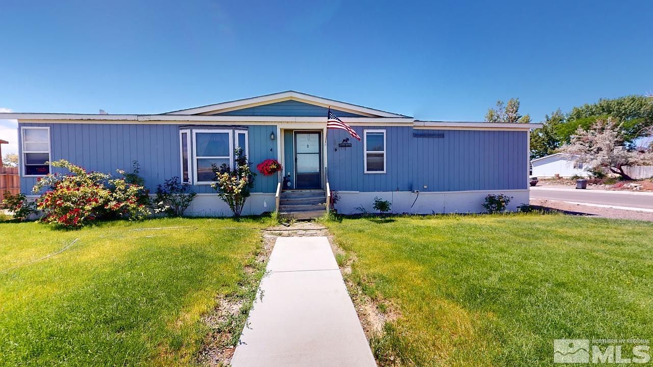 洋書 Mountain Houses Mummy Mountain estate with giant granite rock inside listed
