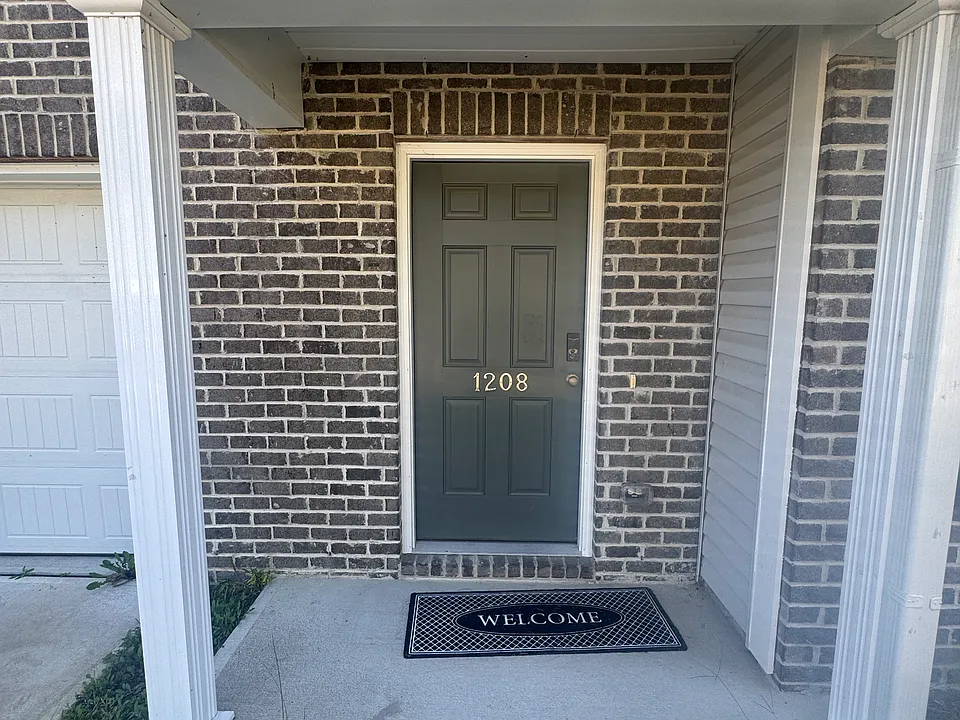 1208 Manor Dr