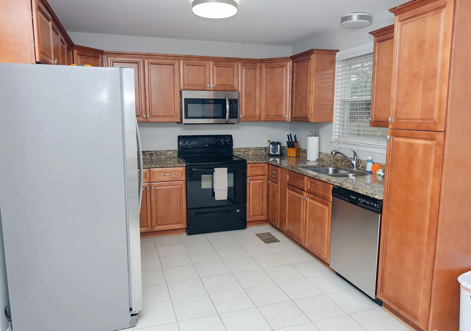 Stunning remodeled home in Franklin with a garage — Photo 4