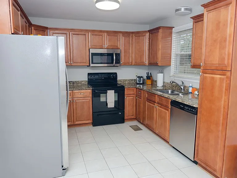 306 Wedgewood Ct — Photo 4