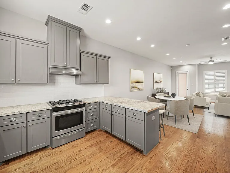 2547 Calumet St — Photo 10