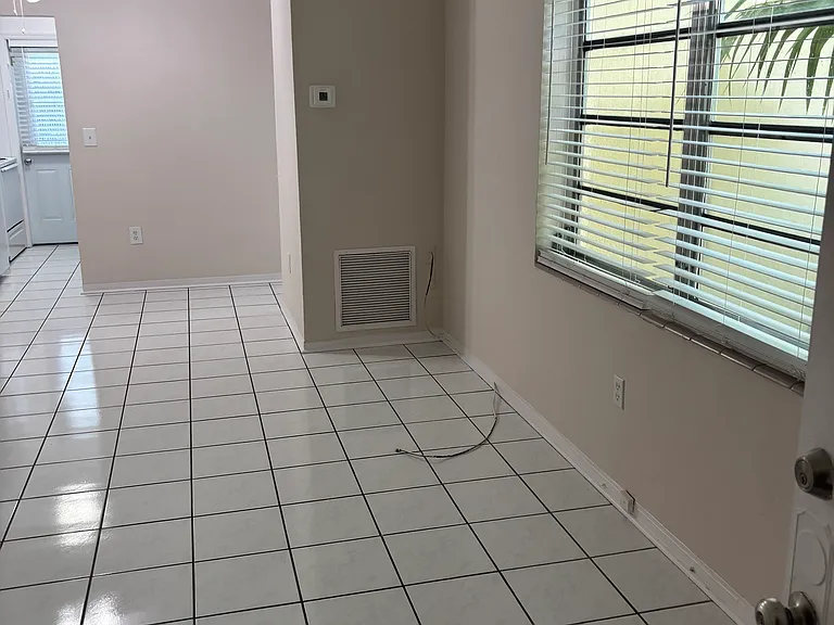 233 Phoenetia Ave #4 — Photo 4
