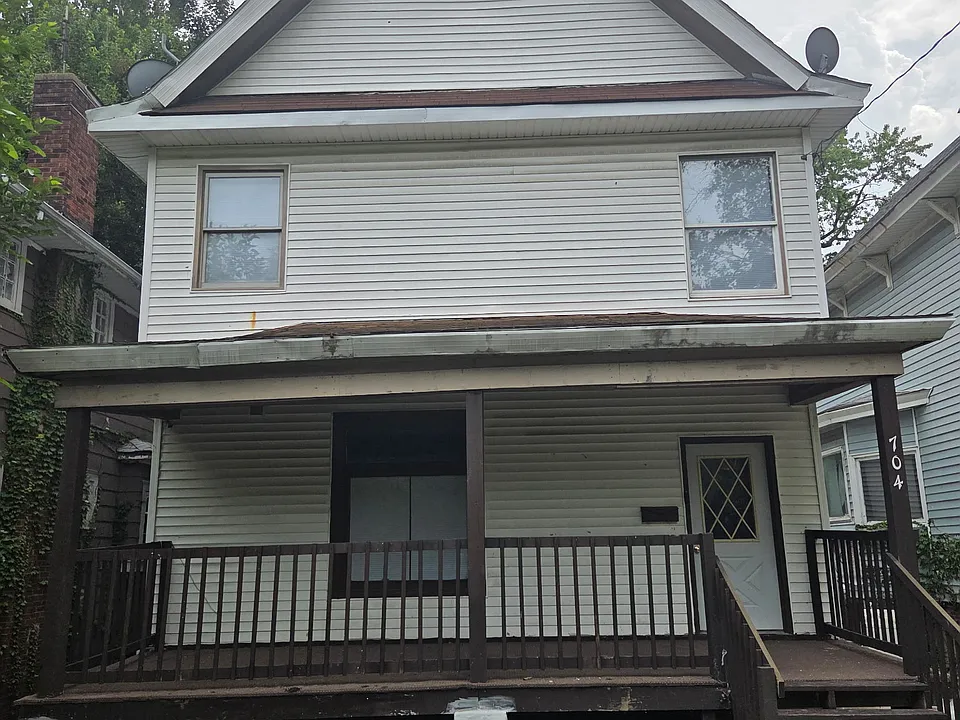 704 E Lasalle St