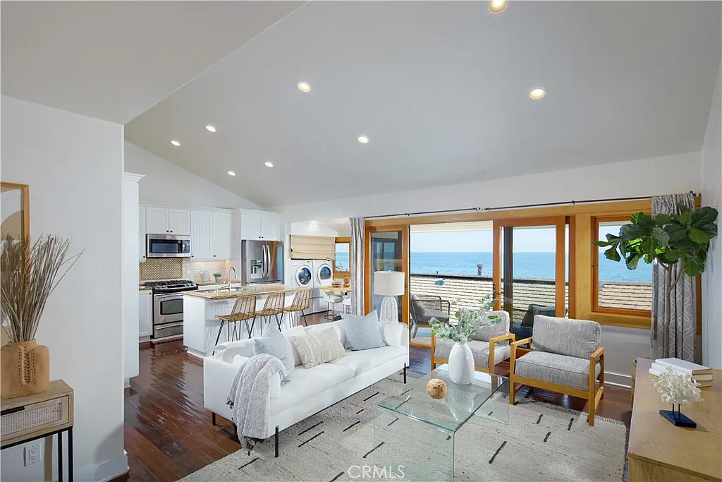 2 bed, 1100 sqft, $8,000 — Photo 2