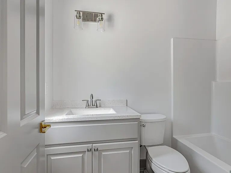 988 Terrace Ave — Photo 9