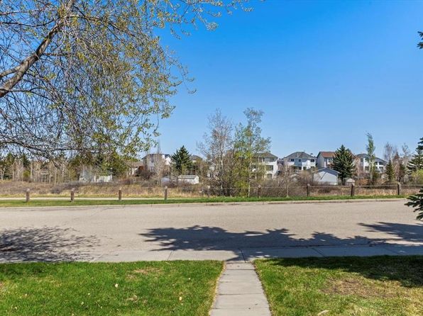 135 E Hidden Grn NW, Calgary, AB T3A 5K7