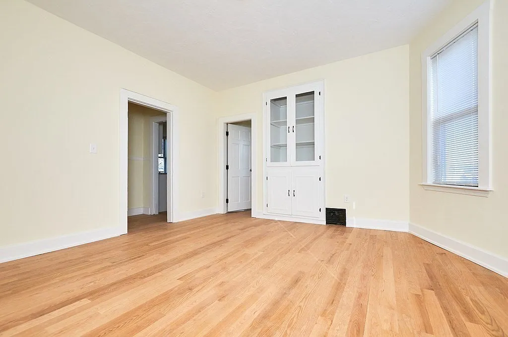 3 bed, 1.0 bath, 1150 sqft, $2,500 — Photo 3