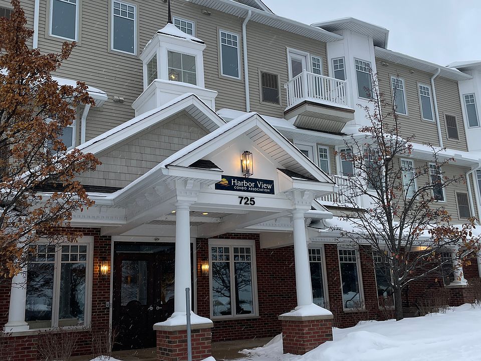 Main entrance to Harbor View Condominiums.