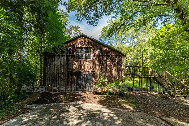 818 Deaderick Rd