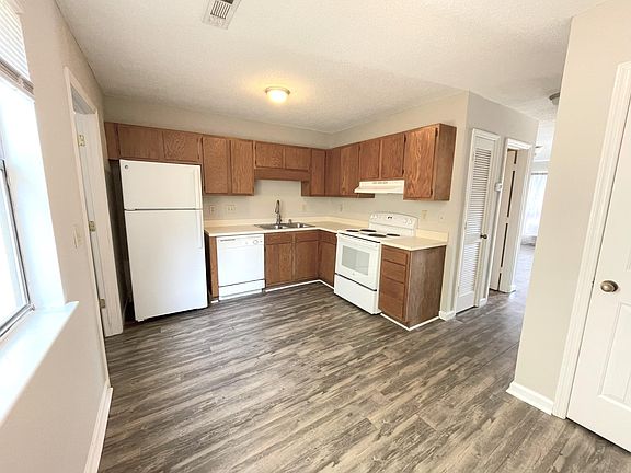 Eat in kitchen matching appliances