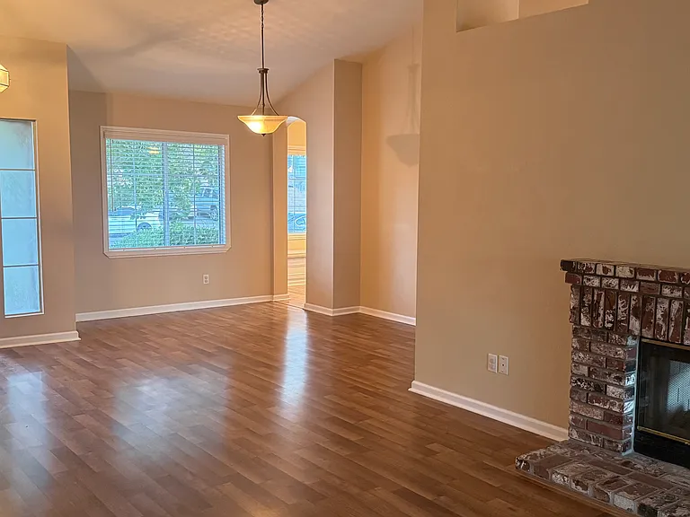 3143 Mariposa Ave — Photo 3
