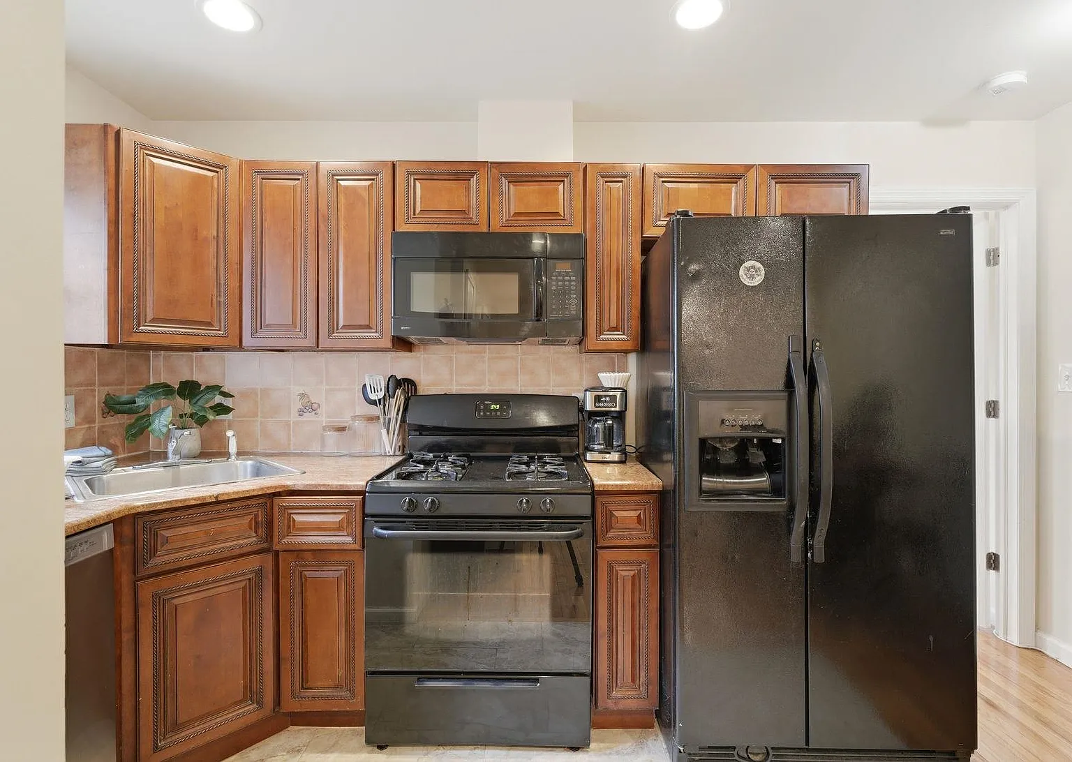 3 bed, 2.0 bath, 1000 sqft, $2,350 — Photo 3