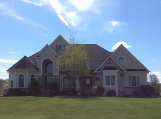 N63W28911 Red Tail Ln, Hartland, WI 53029