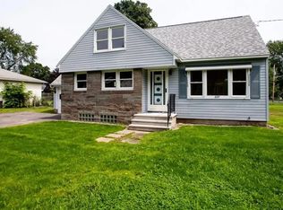 607 Forest Dr, North Syracuse, NY 13212
