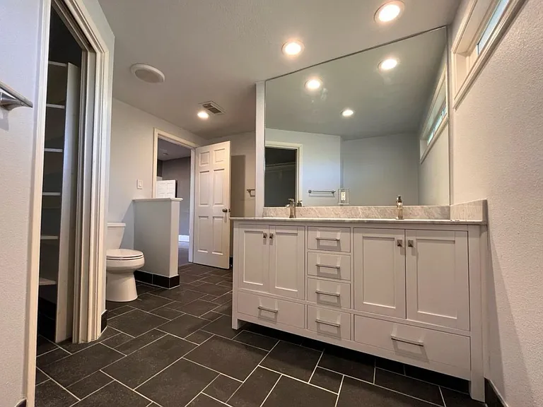 502 E Locust St — Photo 6