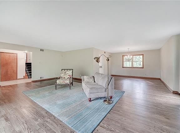4th image of 68 Susan Dr