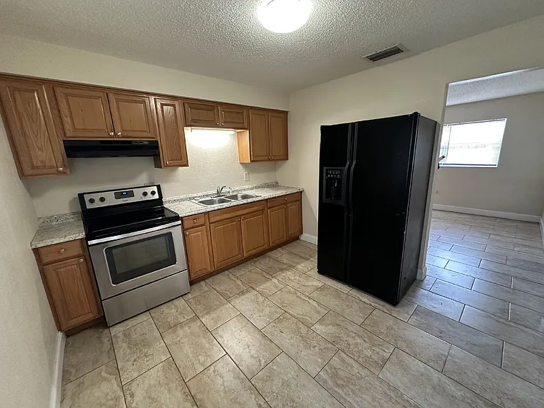 303 W Myrtle St — Photo 6