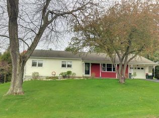 5 Manor Dr, Dallas, PA 18612