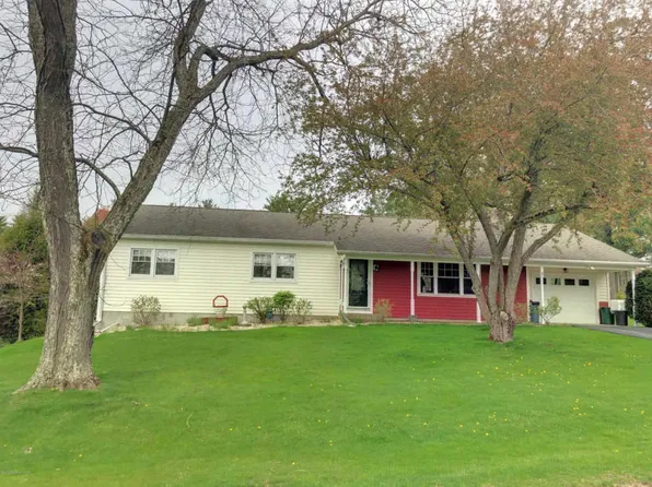 5 Manor Dr, Dallas, PA 18612