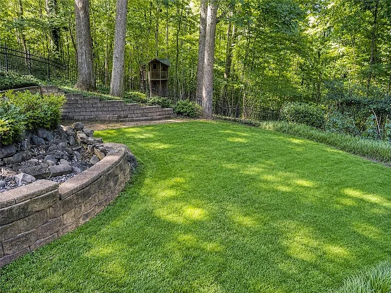 340 Nell Ct — Photo 35