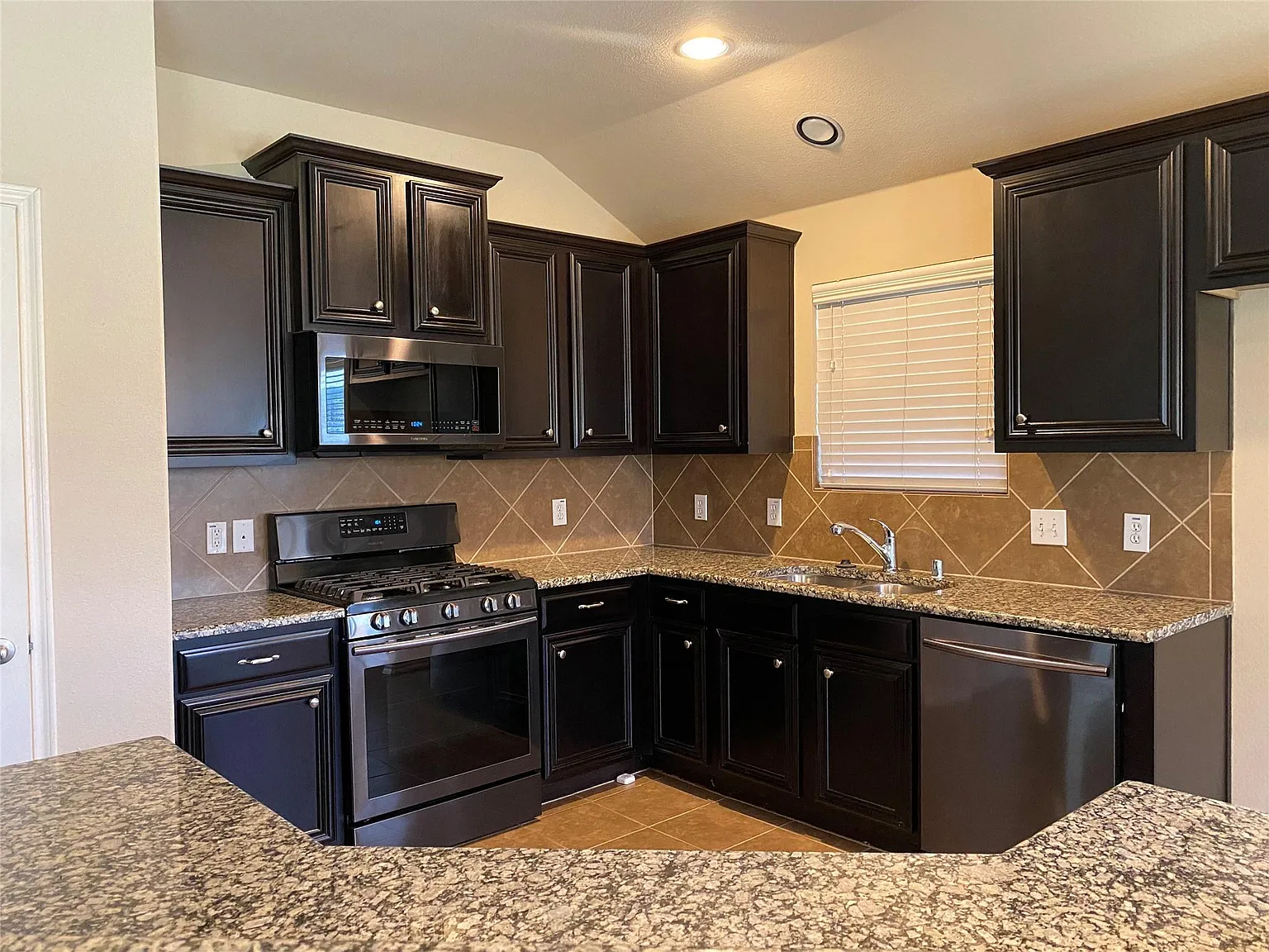 3 bed, 1868 sqft, $2,195 — Photo 2