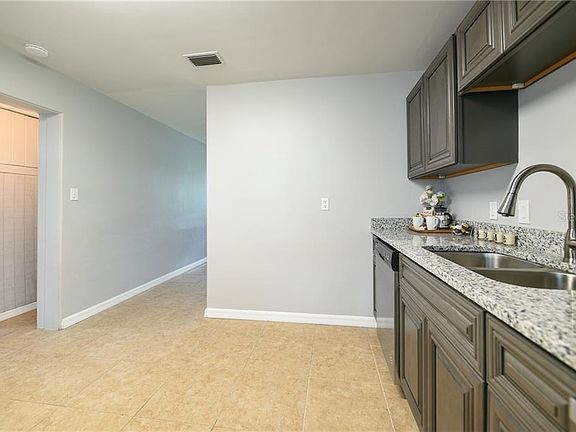 5th image of 810 E 4th St