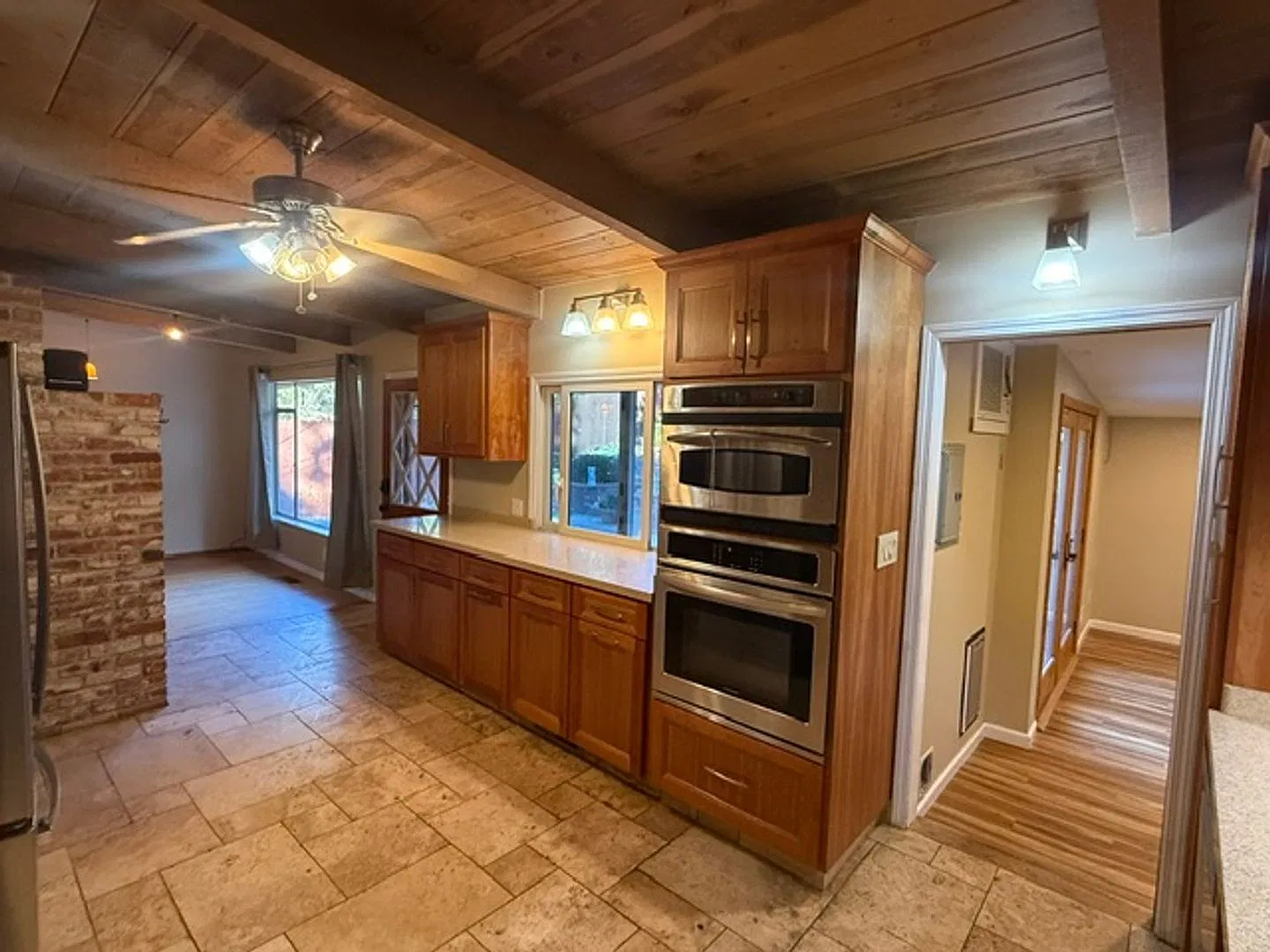 2-bedroom El Sobrante Home near Kennedy Grove with Private Yard — Photo 2