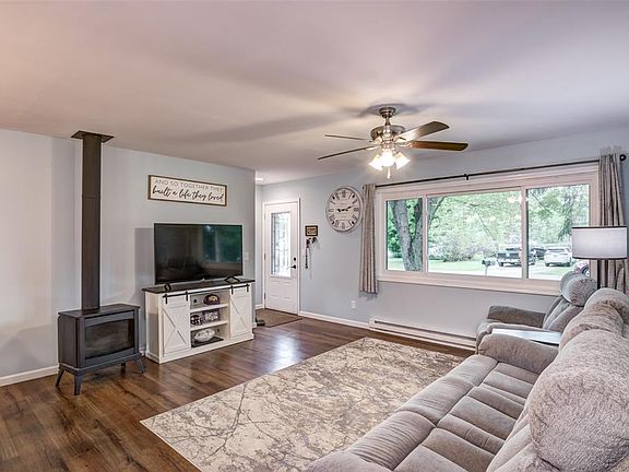 3rd image of 301 Wapiti Lane
