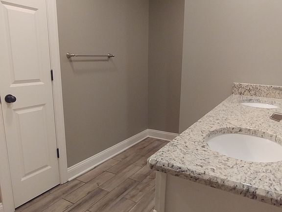 Dbl sinks, privacy wall, linens