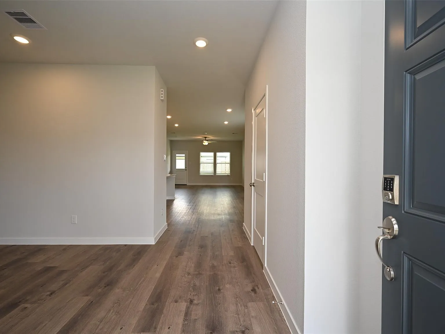 4 bed, 2.5 bath, 2003 sqft, $2,300 — Photo 4
