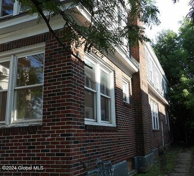 4th image of 567 Morris Street