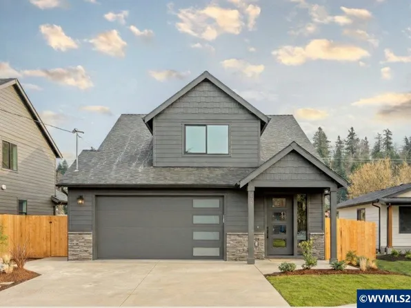 407 S 1st St, Silverton, OR 97381