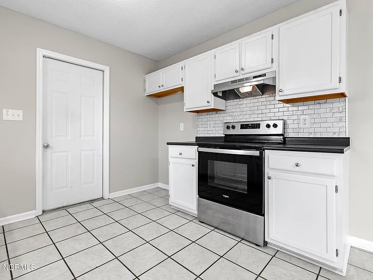 305 Foxridge Ln — Photo 8