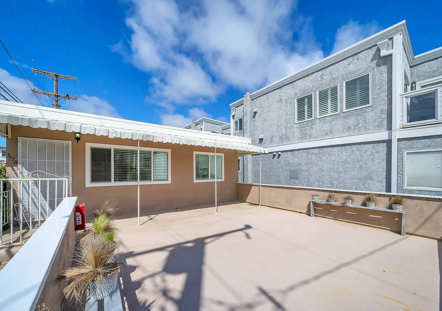 Stunning remodel 2 blocks from the beach! — Photo 3
