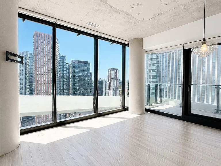 224 King St W #3001 — Photo 4