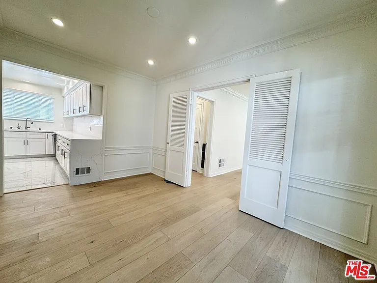 408 1/2 S Spalding Dr — Photo 11
